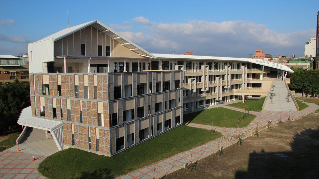 Sanchong High School of Commerce and Industry-education building